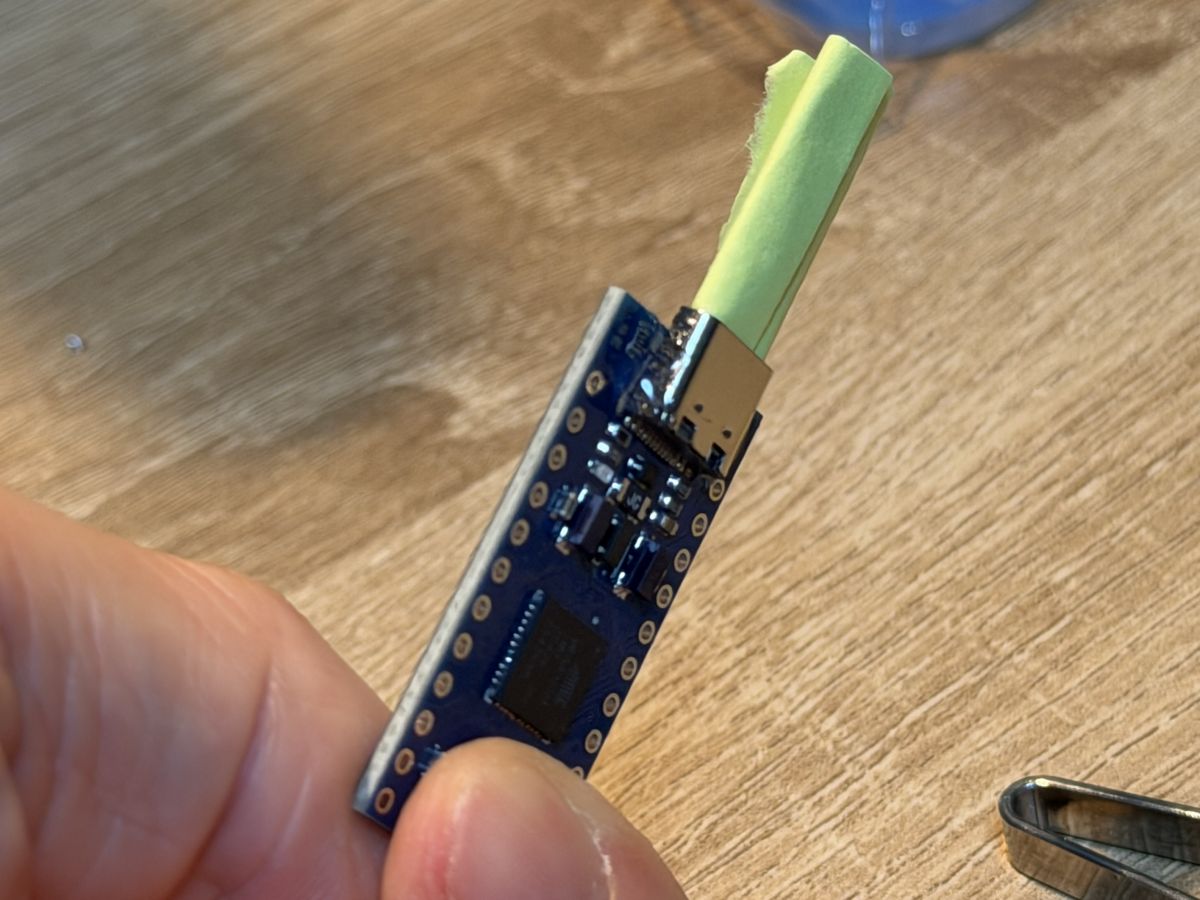 USBを内側から紙で保護 USB保護